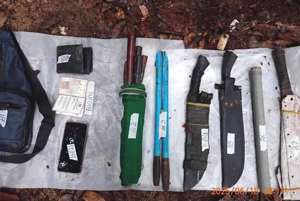 Antara barangan milik suspek yang dirampas dalam Ops Tekah di kawasan Sungai Tekah, Taman Negeri Kenyir. FOTO O: MPTN