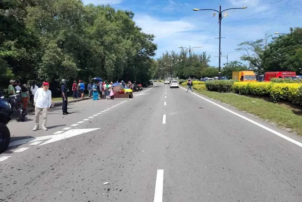 Kanak-kanak maut di lokasi kejadian selepas terbabit dalam kemalangan di Jalan Tun Fuad Stephen berhampiran Teluk Likas, Kota Kinabalu.
