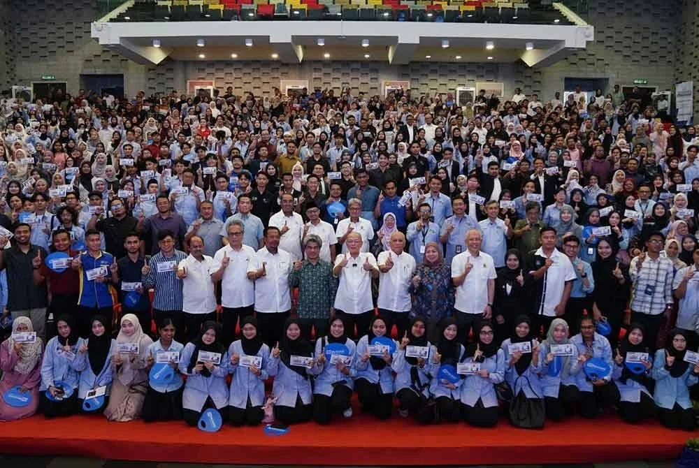 Rosdy Wan bergambar bersama penerima inisiatif kerajaan Negeri Pahang.