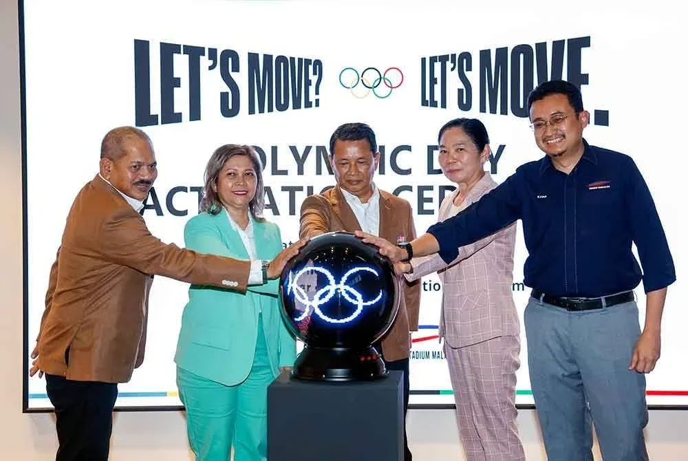 Mohamad Norza (tengah) dan Anita Azrina (dua dari kiri) ketika melancarkan sambutan Hari Olimpik di Bukit Jalil pada Isnin - Foto Bernama.