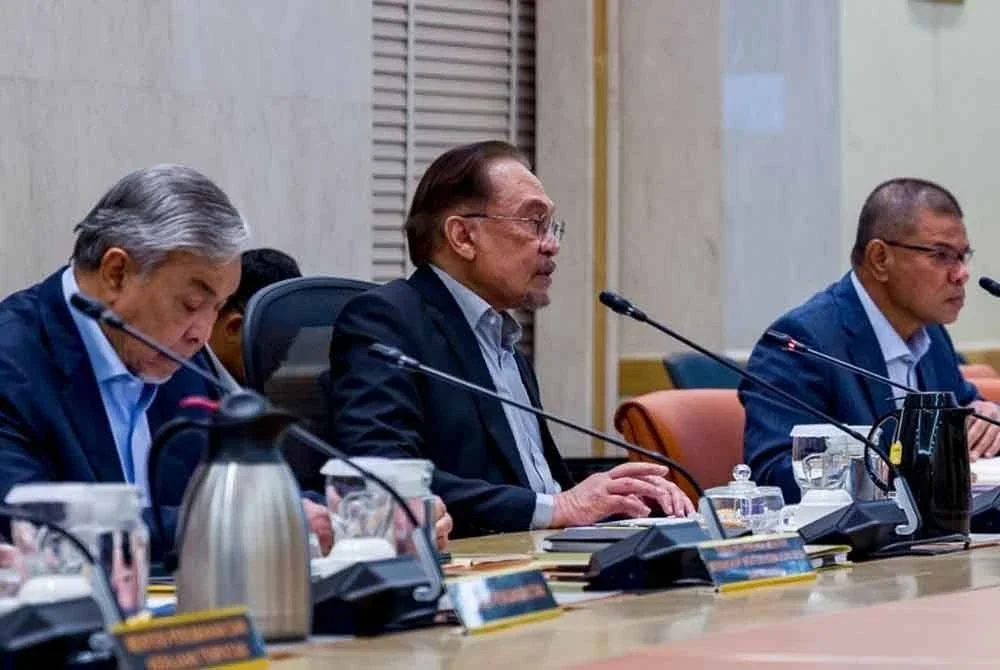Anwar (tengah) ketika mempengerusikan mesyuarat Rancangan Malaysia ke-13 di Putrajaya pada Isnin - Foto: FB Anwar Ibrahim (Izzuddin)