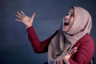 Merak Jalanan perhati sekarang ni, makin ramai orang suka sangat buka cerita peribadi di media sosial. Gambar hiasan 123rf.