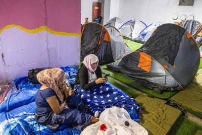 Pekerja asing dan ahli keluarga mereka berlindung di tempat letak kereta bawah tanah sebuah stesen bas di Tel Aviv pada 22 Jun 2025 kerana bimbang serangan peluru berpandu dari Iran. Foto AFP