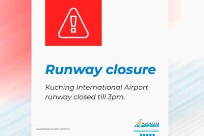 Landasan di Lapangan Terbang Antarabangsa Kuching ditutup sehingga 3 petang bagi pemindahan pesawat TUDM dan kerja pembersihan. Foto Facebook Malaysia Airports