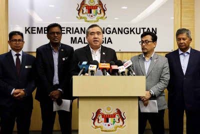 Anthony (tengah) pada sidang media, Isnin. Foto Bernama