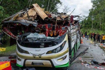 Keadaan bas yang terbabit dalam kemalangan ngeri yang meragut 15 nyawa penuntut Universiti Pendidikan Sultan Idris (UPSI) di KM53 Jalan Raya Timur-Barat (JRTB) dekat Gerik, baru-baru ini. Foto fail Bernama
