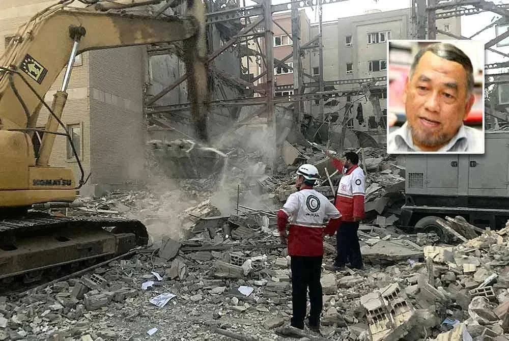 Anggota pasukan penyelamat Iran membersihkan runtuhan di sebuah bangunan yang musnah akibat serangan Israel di Teheran.
Foto AFP (Gambar kecil: Barjoyai)