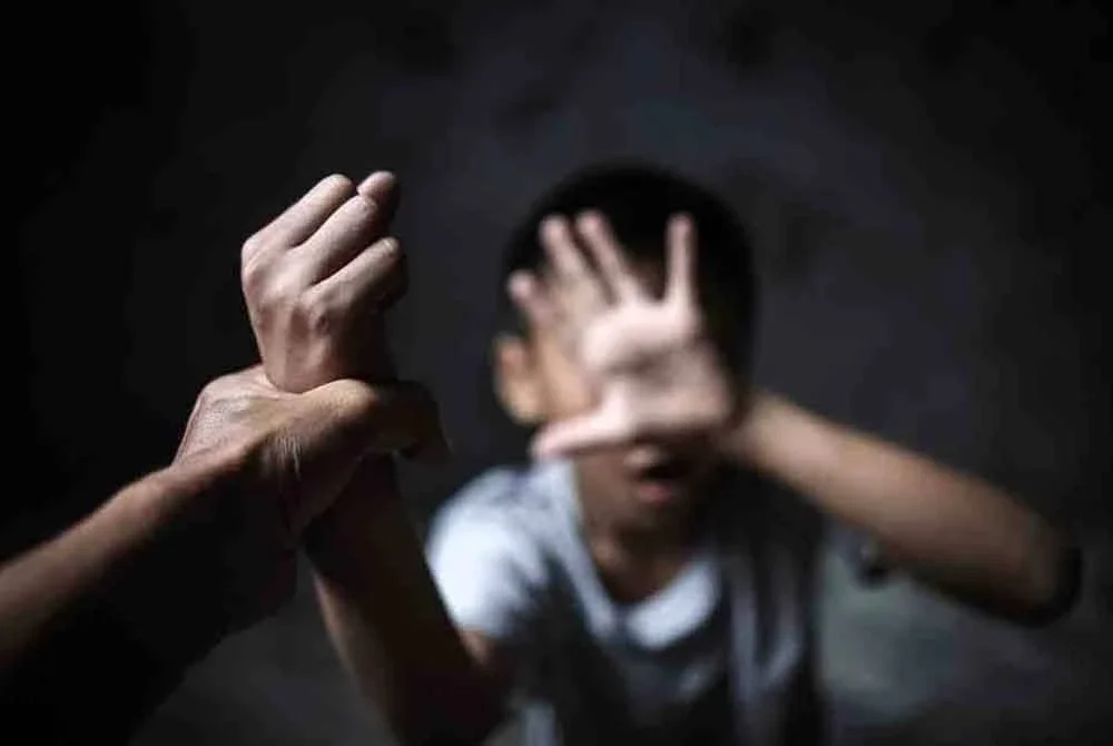 Platform media sosial atau aplikasi mesej lazimnya akan ‘digunakan’ sebaiknya oleh penjenayah pedofilia untuk mendekati kanak-kanak.