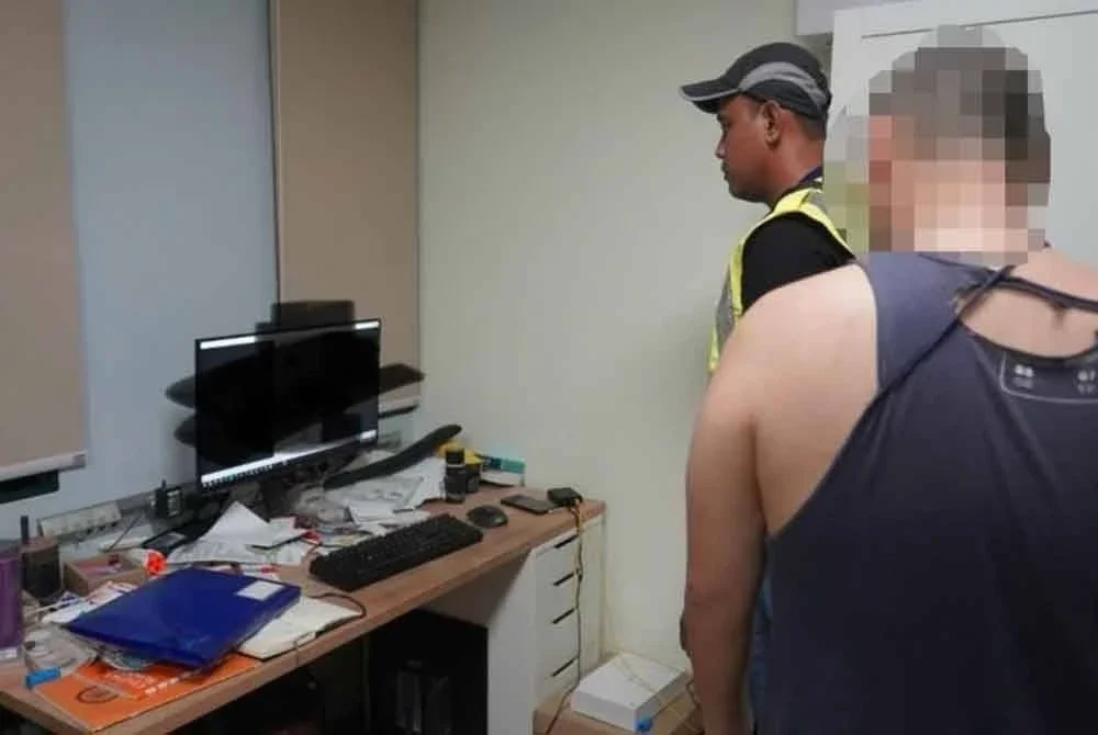 Polis memeriksa kediaman suspek menerusi Op Pedo yang dijalankan pada Disember tahun lalu.