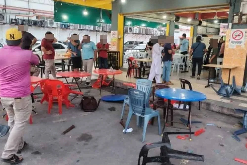 Keadaan kerusi dan meja berselerakan akibat pergaduhan di sebuah restoran di Kinarut, Papar.