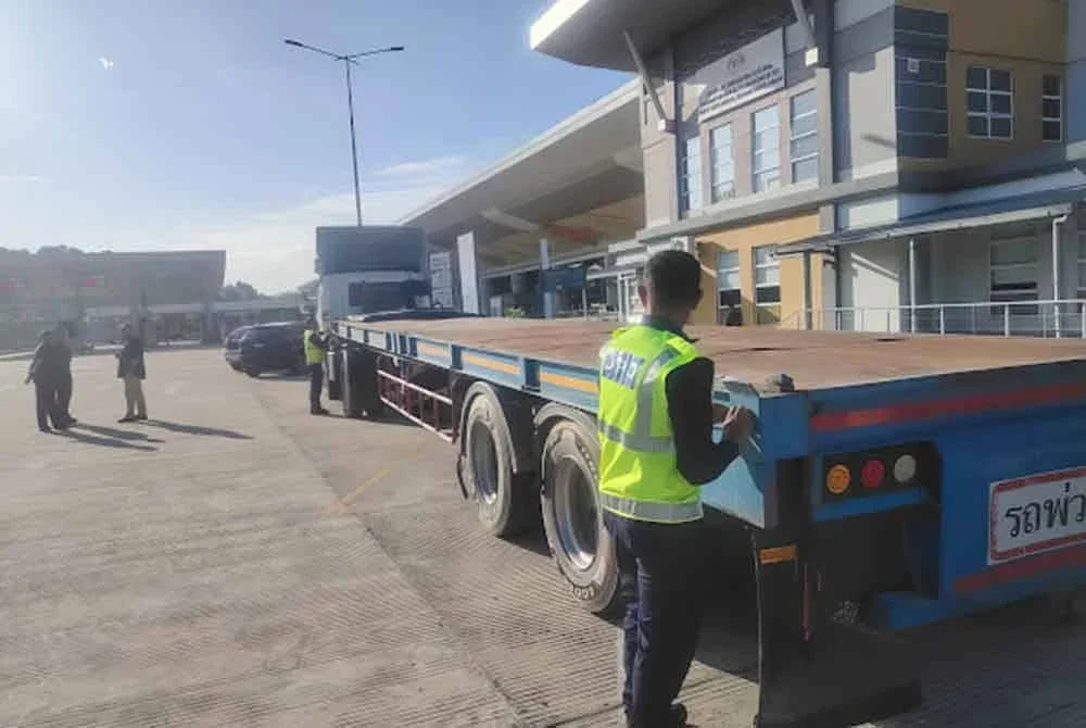 Kenderaan yang disita AKPS dan JPJ.