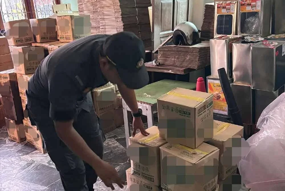 Serbuan melalui Op Tiris 3.0 sekitar jam 2 petang Isnin mendapati, rumah berkenaan dijadikan stor simpanan minyak masak peket sejak seminggu lalu.