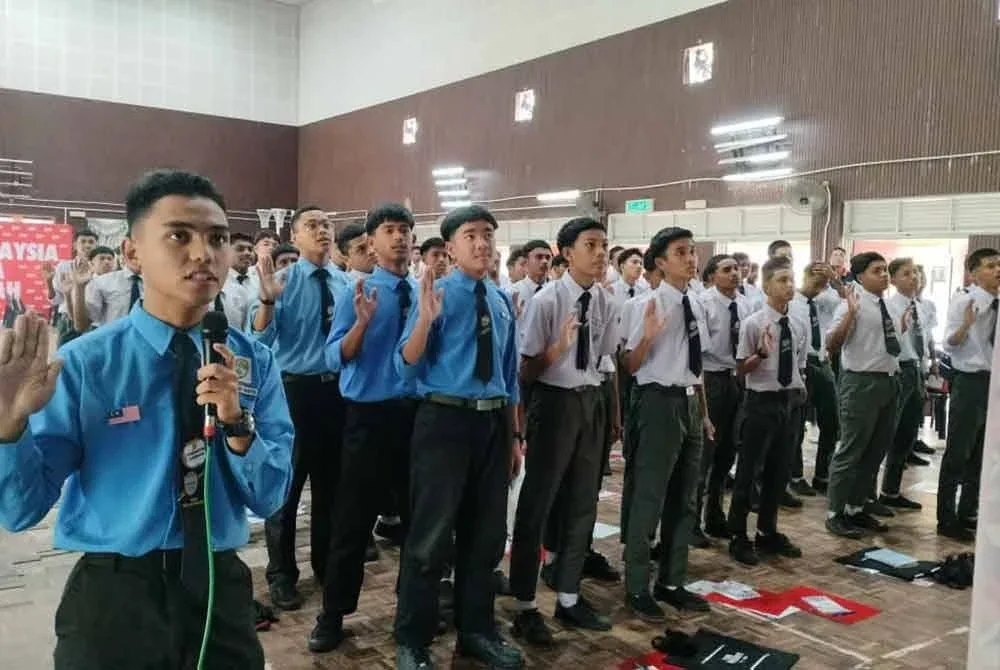 Pelajar SMK Mutiara Impian membacakan lafaz ikrar intregriti.