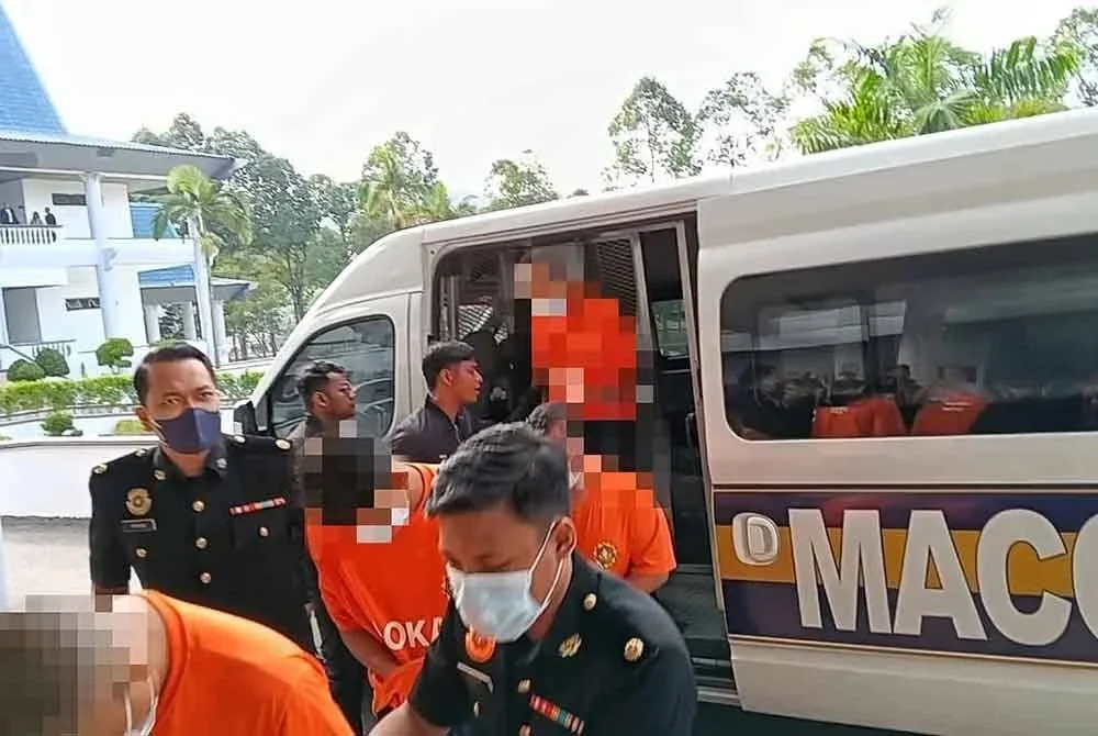 Empat anggota polis tiba di pekarangan Mahkamah Melaka sebelum dibawa ke Mahkamah Majistret di sini, pada Selasa.