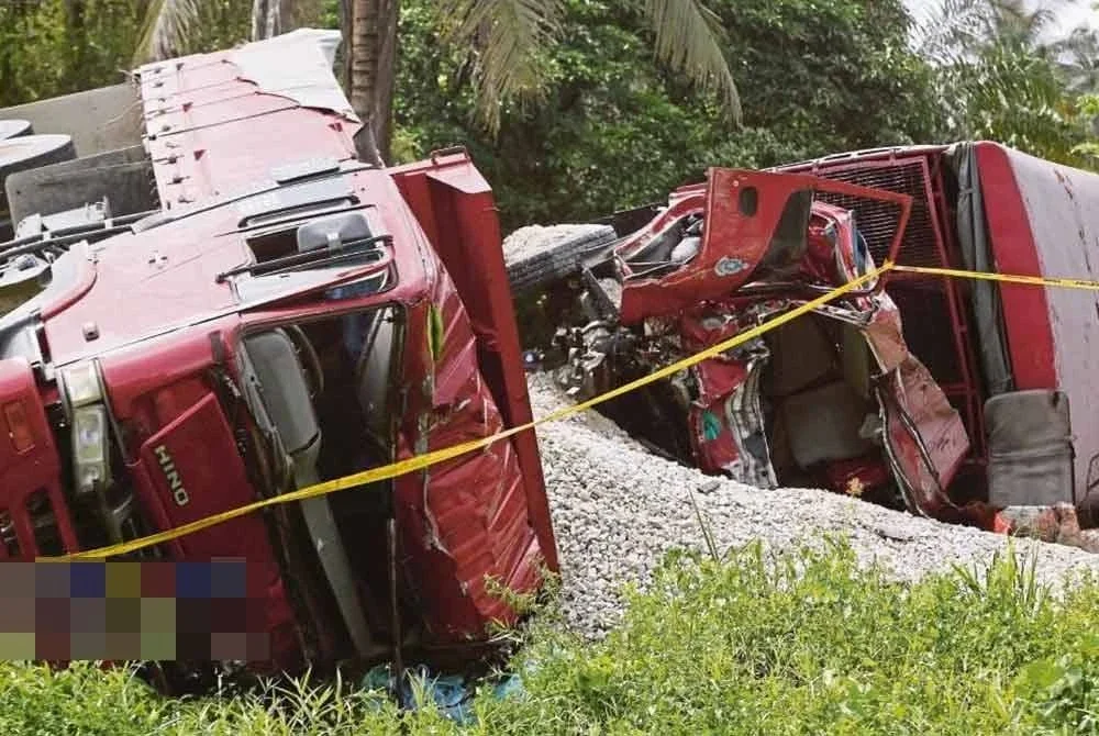 Sembilan anggota FRU terkorban manakala sembilan lagi cedera selepas trak FRU yang dinaiki mereka bertembung dengan lori tipper di Teluk Intan pada bulan lalu.
