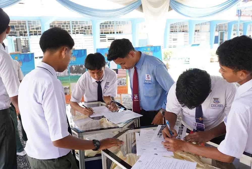 Pelajar berpeluang melihat bahan sejarah yang dipamerkan di sekolah menerusi inisiatif Arkib@Sekolah
