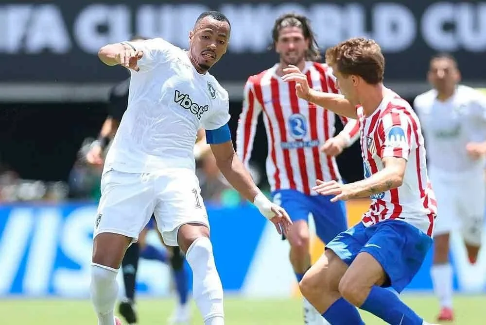 Freitas (kiri) ketika mengemudi Botafogo menentang Atletico Madrid dalam perlawanan terakhir Kumpulan B Piala Dunia Kelab di Stadium Rose Bowl, California. Foto: Agensi