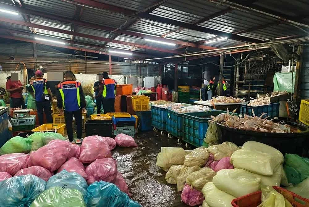 Empat daripada tujuh pusat penyembelihan ayam di Kuala Lumpur diarah tutup serta-merta oleh DBKL atas pelbagai kesalahan melibatkan kebersihan, pengendalian sisa dan pelanggaran lesen. Foto: Facebook DBKL