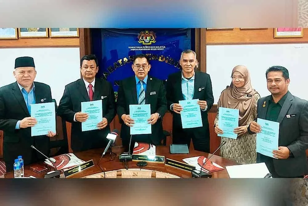 Timbalan Pengarah Pendidikan Sektor Perancangan dan Pengurusan, Pejabat Pendidikan Daerah (PPD) Kedah, Fadil Long Mohamad (tiga dari kiri) selepas sidang akhbar pada Selasa.