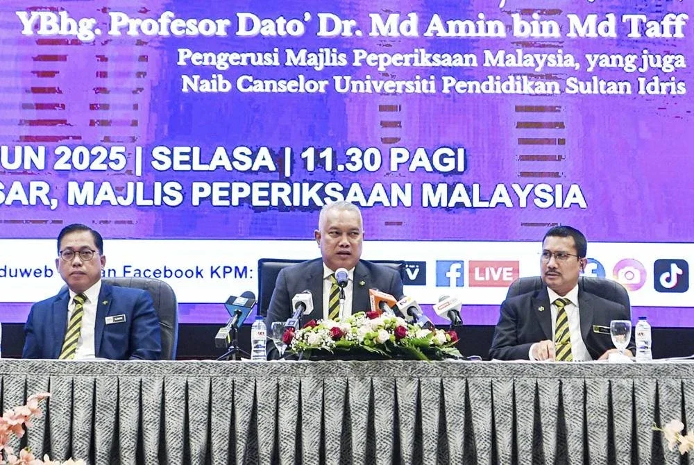 Pengerusi Majlis Peperiksaan Malaysia yang juga Naib Canselor Universiti Pendidikan Sultan Idris, Prof Datuk Dr Md Amin Md Taff (tengah) menyampaikan ucapan pada Majlis Pengumuman Keputusan Peperiksaan Sijil Tinggi Persekolahan Malaysia (STPM) 2024 di Majlis Peperiksaan Malaysia hari ini. Foto Bernama