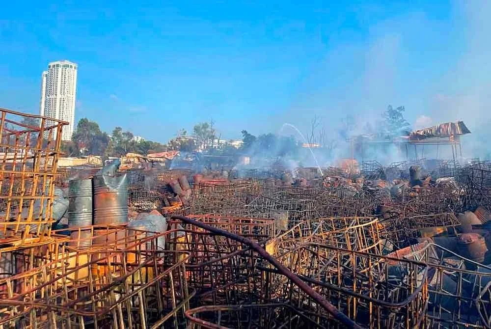 Anggota bomba berjaya memadamkan sepenuhnya kebakaran sejak Sabtu lalu itu pada petang Isnin. Foto: JBPM JOHOR
