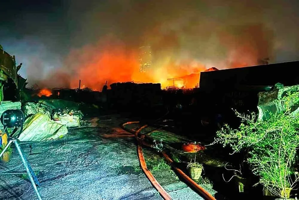 Anggota bomba ketika menjalankan operasi memadam kebakaran di Jalan Cenderai 27, Taman Kota Puteri. Foto: JBPM JOHOR