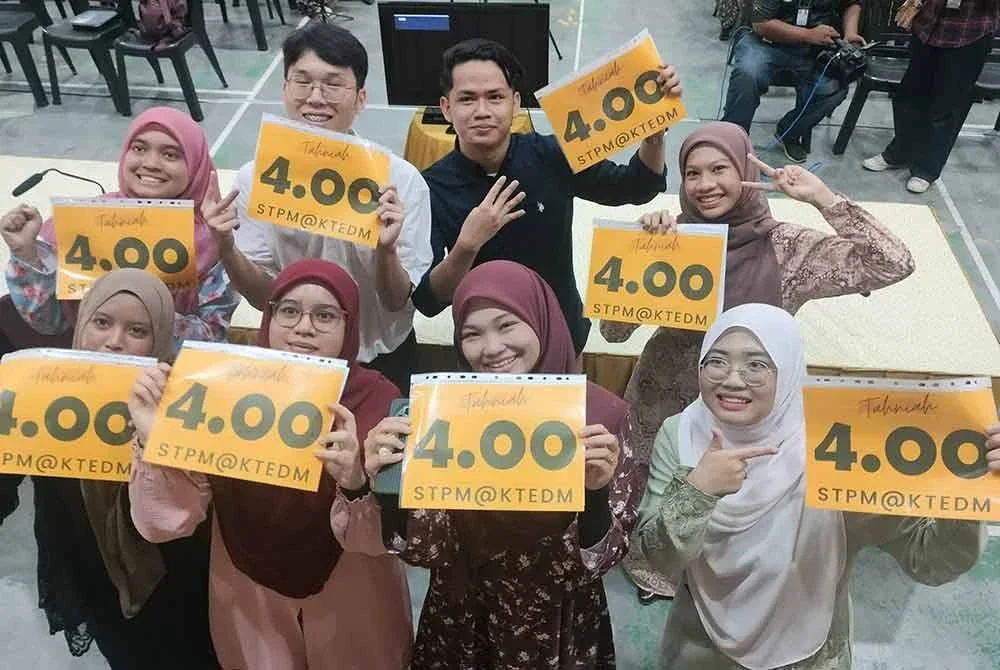 Sebahagian pelajar yang memperoleh PNGK 4.0 dalam STPM 2024 merakamkan gambar bersama selepas keputusan diumumkan pada Selasa.