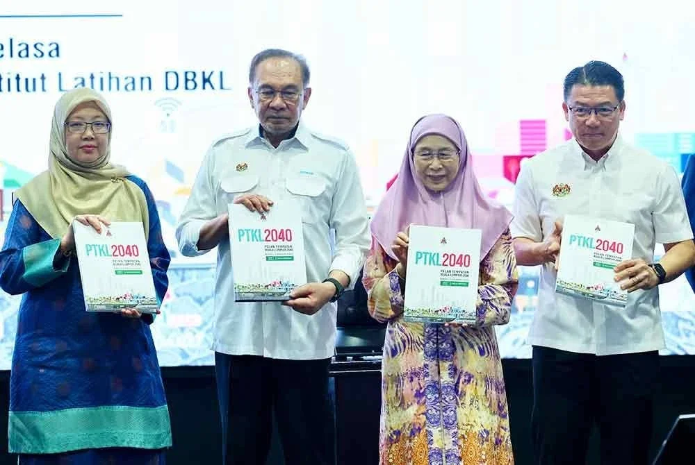 Perdana Menteri, Datuk Seri Anwar Ibrahim dan isteri, Datuk Seri Dr Wan Azizah Wan menunjukan buku Pelan Tempatan Kuala Lumpur 2040 (PTKL2040) di Dewan Perdana Mestika, Institut Latihan DBKL hari ini. Foto Bernama