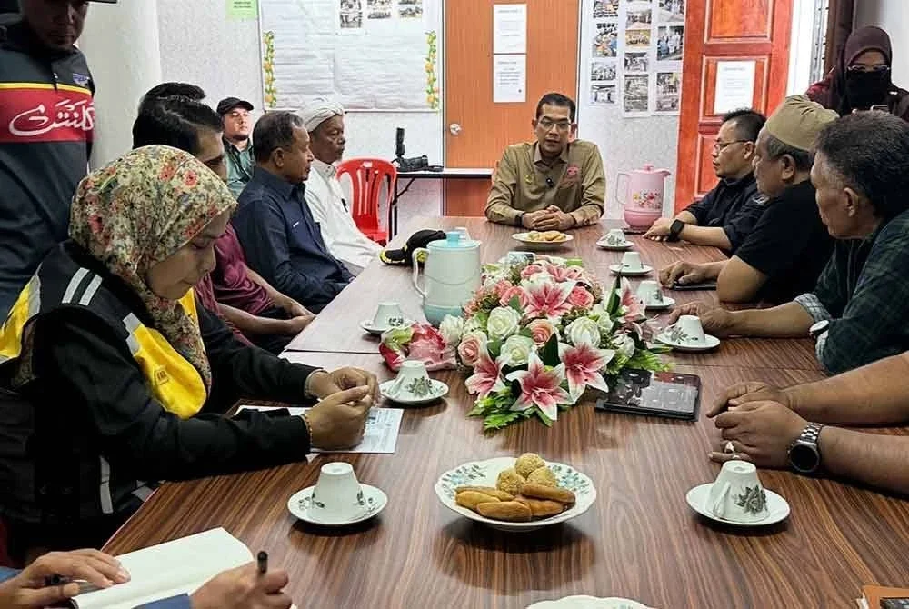 Pertemuan pihak JKR dan kerajaan negeri Kelantan bersama penduduk Kampung Kota, Kota Bharu.