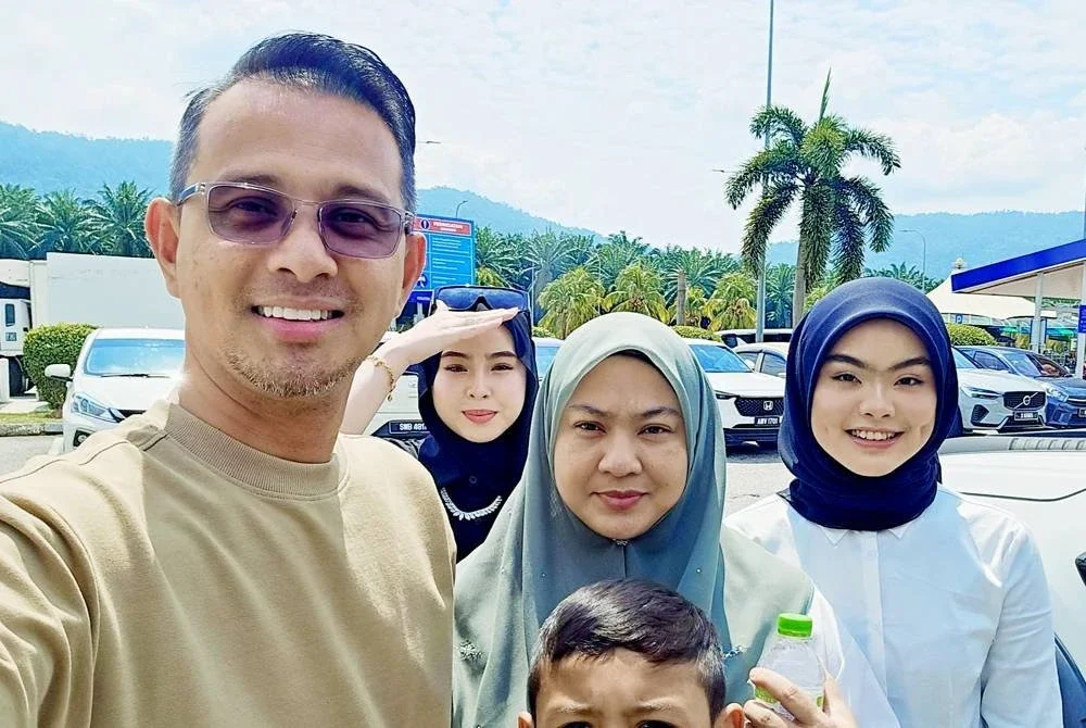 Mohd Fared (kiri) bersama keluarga dan anaknya, Nur Fareeza Huda (kanan) dalam perjalanan ke UKM untuk menghadiri temu duga pada Selasa.