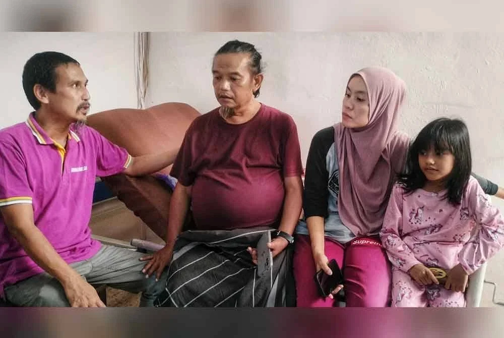 Abdul Jamil (kiri) mengunjungi Suhaimi (dua dari kiri) dan Agus (dua dari kanan).