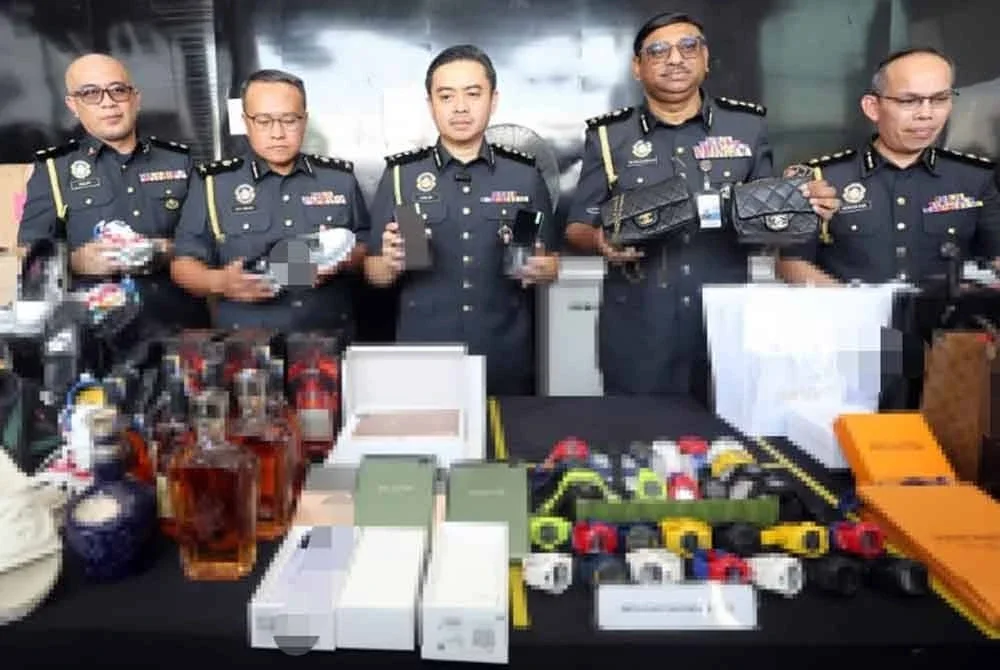 Mohd Zuhairi (tengah) menunjukkan barang rampasan yang dilupuskan pada Selasa.