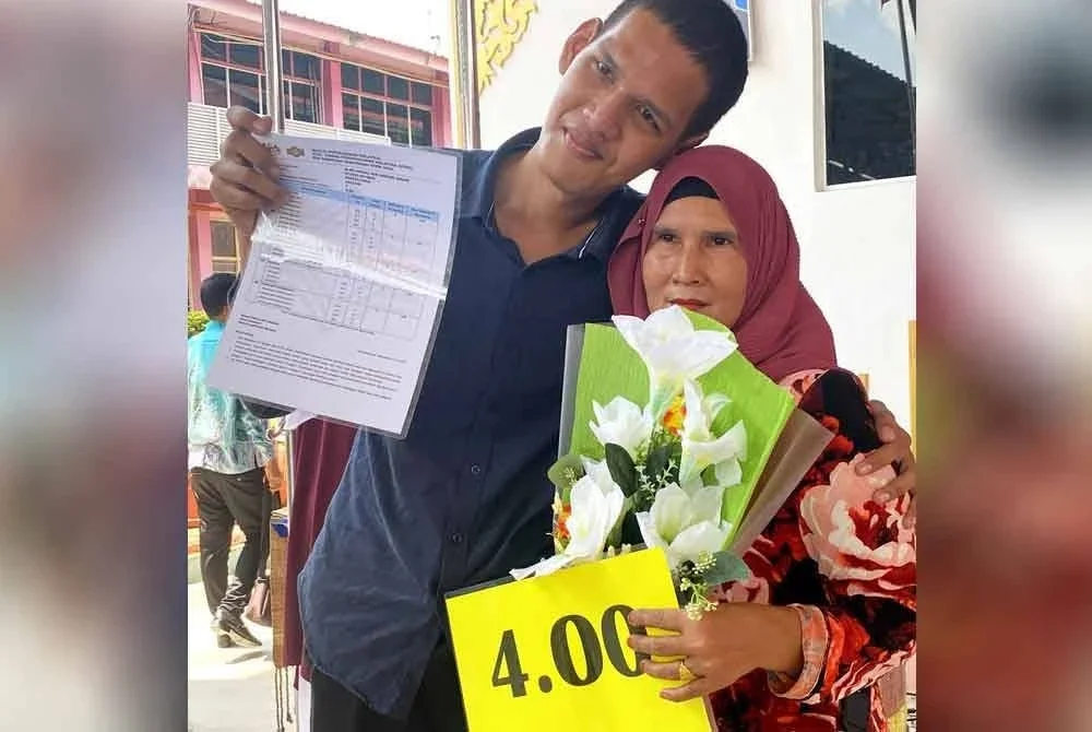 Alam Haikal meraikan kejayaannya yang muncul sebagai pelajar cemerlang STPM SMK Machang bersama ibunya.