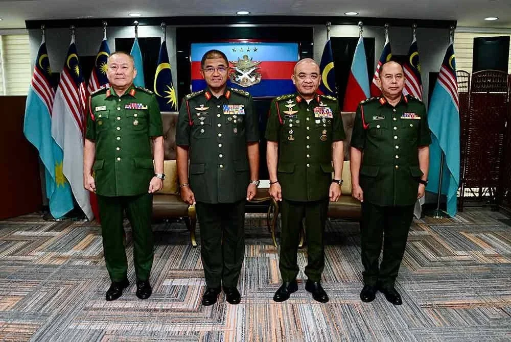 Mohd Nizam (dua dari kiri) bergambar bersama Johnny Lim (kiri) selepas majlis pemakaian pangkat di Wisma Pertahanan, Kuala Lumpur pada Isnin.