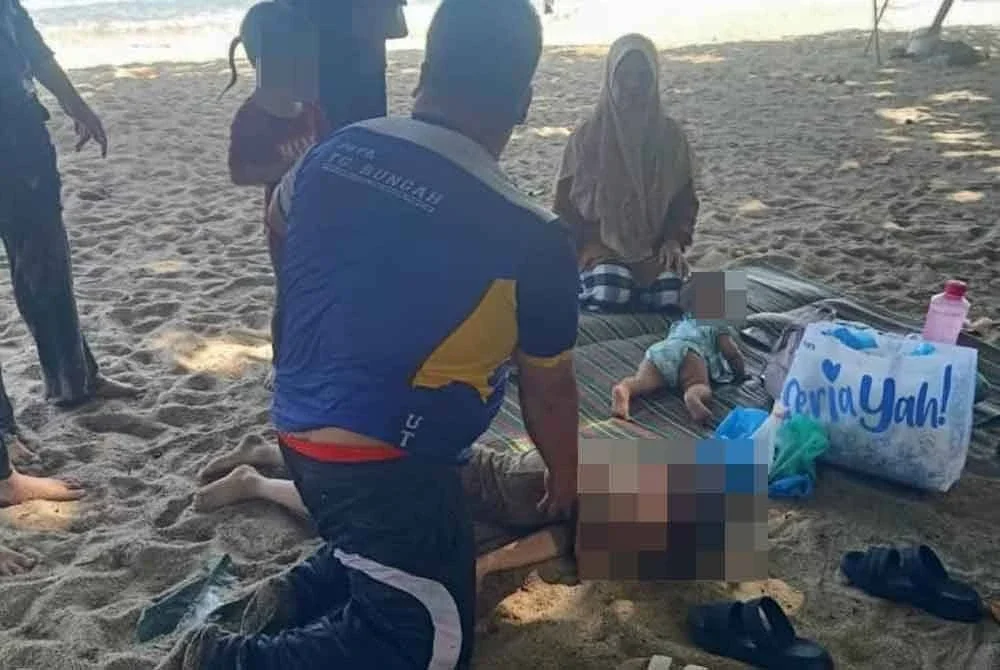 Salah seorang anggota dari Pusat Kawalan Operasi Unit Tanjung Bungah melakukan CPR kepada mangsa.
