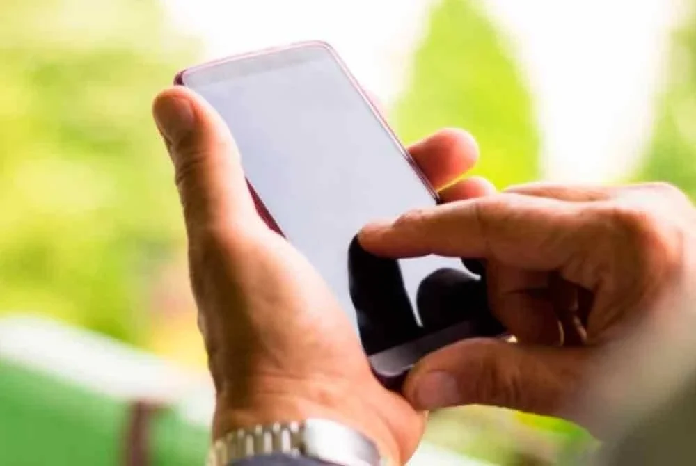 Seorang pesara rugi RM696,513 selepas menjadi mangsa 'phone scam' menyamar sebagai pegawai bank dan polis. Gambar hiasan