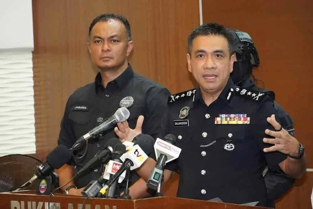 Mat Zani (kanan) berkata, cadangan itu susulan siasatan pihaknya yang mendapati sindiket dadah vape berisi cecair kokain yang ditumpaskan pada Khamis lalu dipercayai dalam perjalanan ke syarikat penerbangan kurier untuk menyeludup dadah ke pasaran antarabangsa.