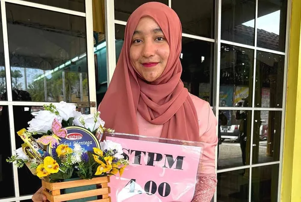 Sarah bersama keputusan cemerlang 4.0 yang diterima pada Selasa.