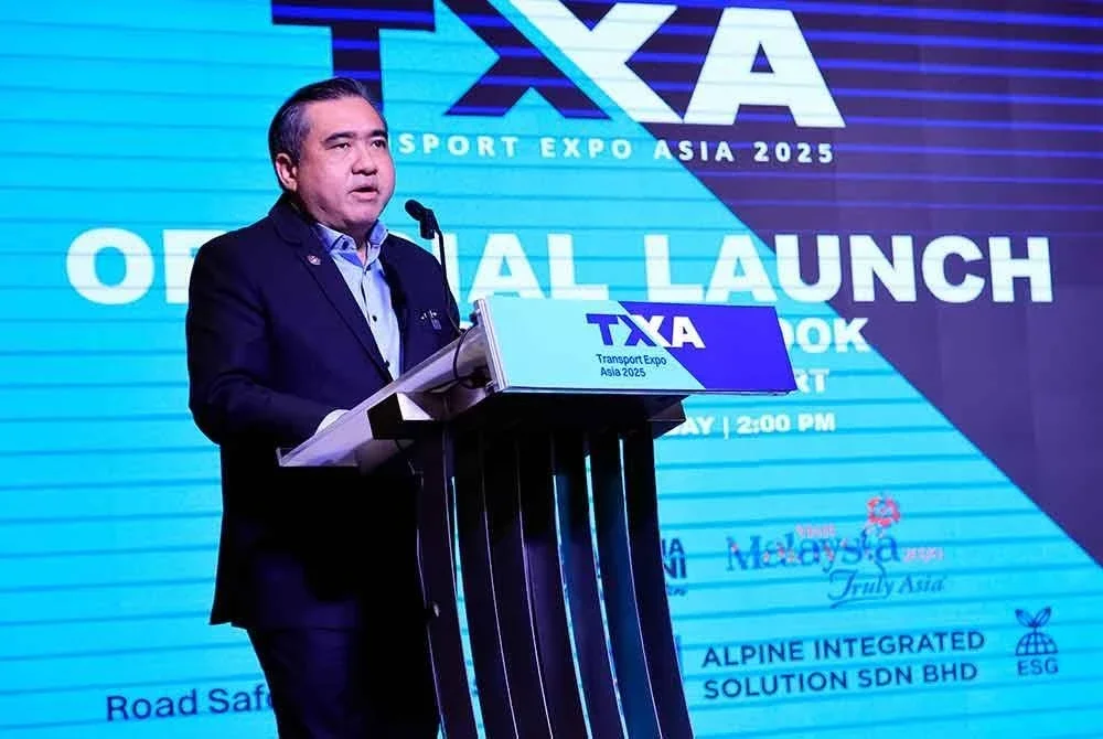 Anthony Loke menyampaikan ucapan pada pelancaran Transport Expo Asia (TXA) 2025 di Lapangan Terbang Antarabangsa Kuala Lumpur (KLIA) pada Selasa. Foto Bernama