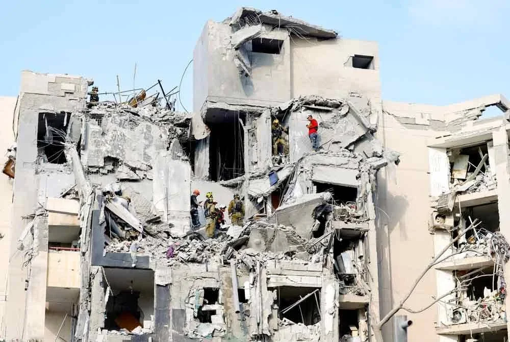 Iran melancarkan gelombang serangan misil kelima ke atas Beersheba di selatan Israel sebelum gencatan senjata sebelah pihak itu berkuat kuasa pada Selasa. - Foto AFP