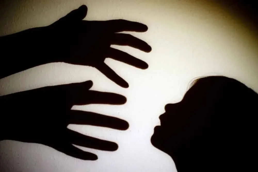 Polis menahan ibu kandung dan bapa tiri seorang kanak-kanak lelaki berusia enam tahun di Kampung Dato Ahmad Musa, Simpang Empat, Kangar kerana disyaki mendera kanak-kanak tersebut. Foto hiasan