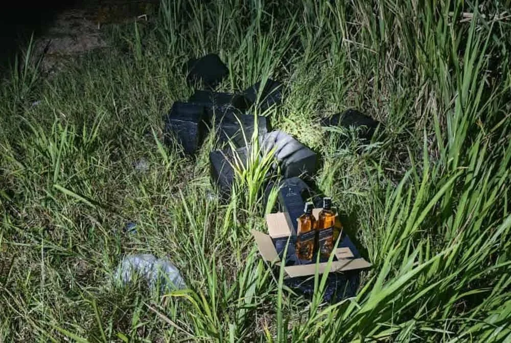 Kotak hitam mengandungi minuman keras ditemui penguat kuasa Maritim yang menjalankan pemantauan rutin pada malam Isnin.