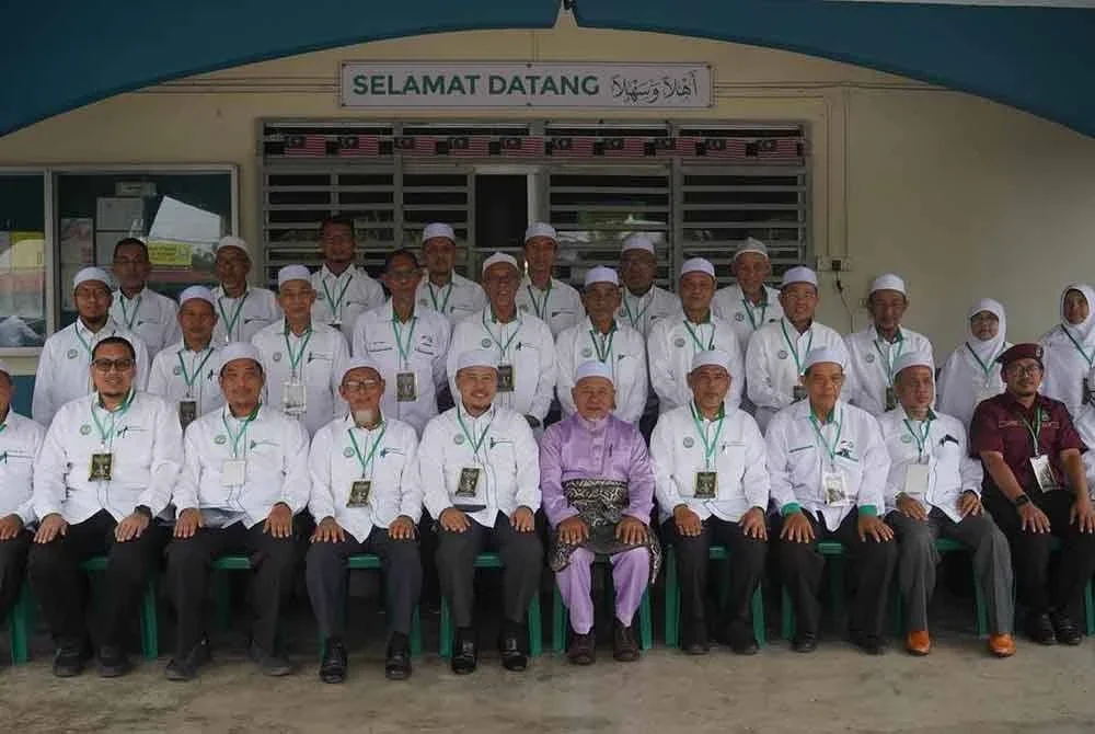 Ahmad (lima dari kiri) dan Tuan Ibrahim (enam dari kanan) bergambar bersama barisan keimpinan AJK Pas Kawasan Alor Setar.