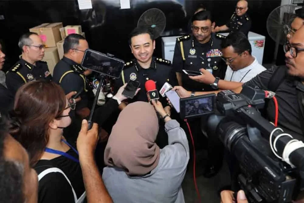 Mohd Zuhairi (tengah) ketika sidang akhbar pada Selasa.