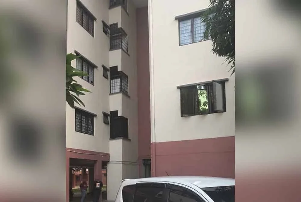 Seorang tukang masa duda ditemukan mati dalam sebuah bilik di PPR Sungai Putat, di sini, pada petang Isnin.