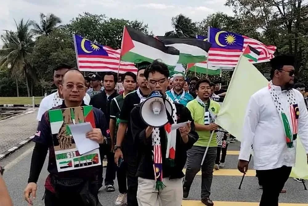 Peserta yang menyertai program Perarakan Keamanan untuk Palestin anjuran UTM di Masjid Sultan Ismail, UTM pada Selasa.
