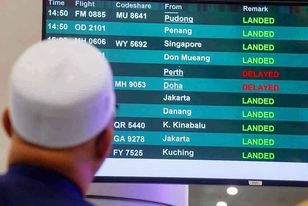 Paparan skrin menunjukkan ketibaan penerbangan dari Doha mengalami kelewatan.