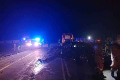 Seorang lelaki maut manakala dua lagi cedera dalam kemalangan membabitkan tiga kenderaan berhampiran Ladang Al-Yatama, di sini, malam Isnin.