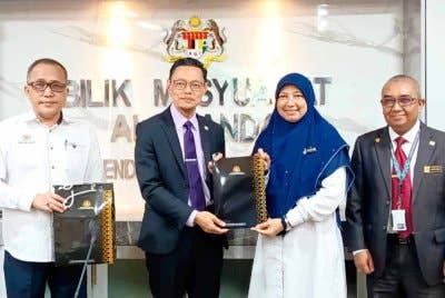 Wan Zuraidi (dua dari kiri) menyampaikan sijil penghargaan kepada SMA Maarif Besut ketika pengumuman keputusan STPM di Dewan Alamanda, Jabatan Pendidikan Negeri Terengganu (JPNT) di Kuala Terengganu pada Selasa.