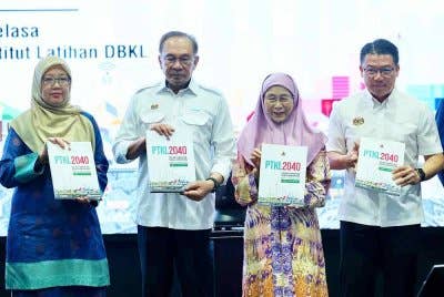 Perdana Menteri, Datuk Seri Anwar Ibrahim dan isteri, Datuk Seri Dr Wan Azizah Wan menunjukan buku Pelan Tempatan Kuala Lumpur 2040 (PTKL2040) di Dewan Perdana Mestika, Institut Latihan DBKL hari ini. Foto Bernama